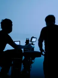 Film Crew bereit eine Kamera für ein Produktvideo vor