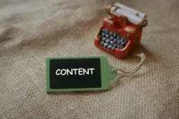 Eine Miniaturschreibmaschine wird für Content-Marketing genutzt