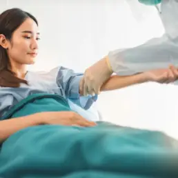 Patientin wird behandelt 51 Patientin wird behandelt