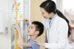 Ärztin arbeitet mit Kind